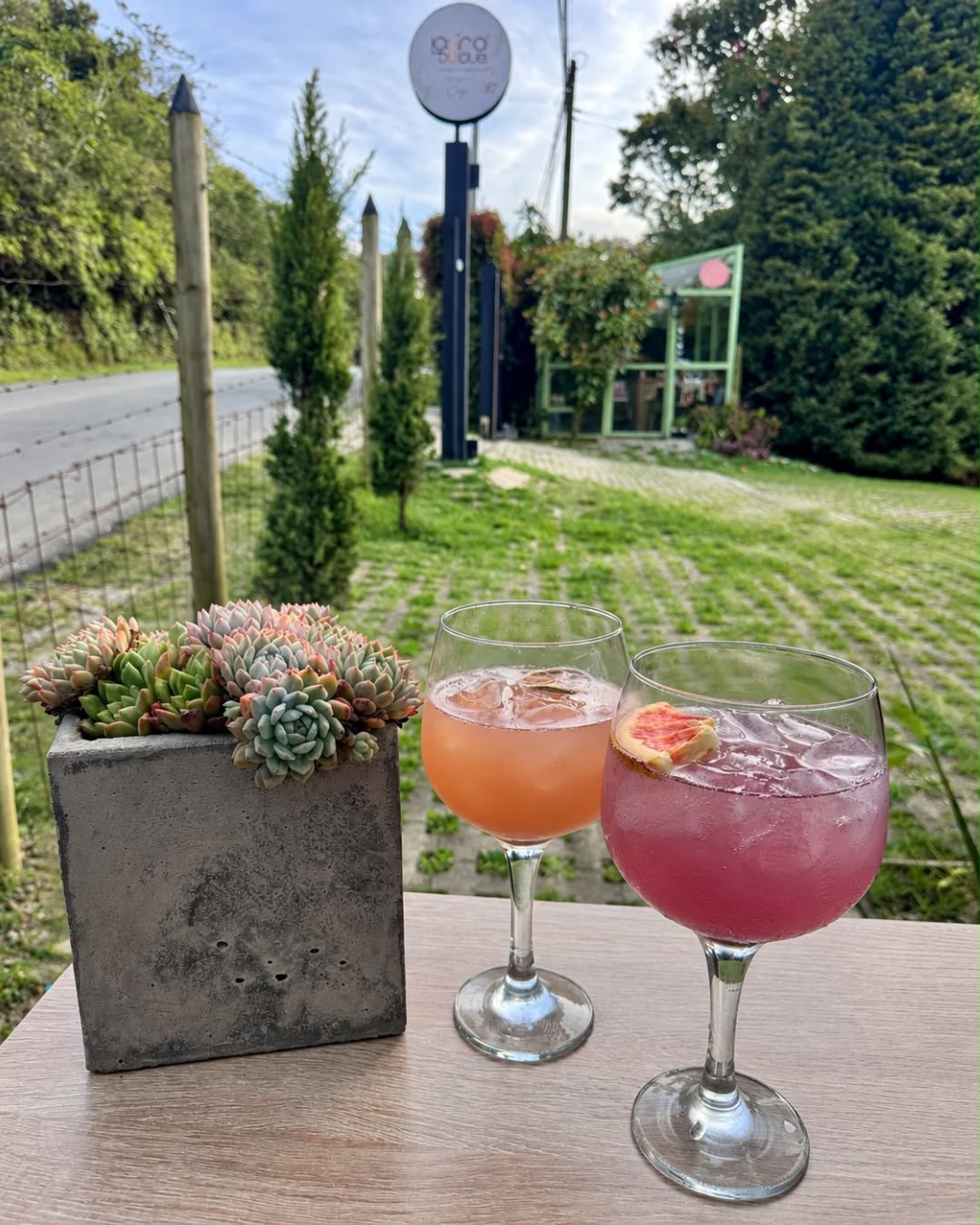 Terraza de Laura Duque Design de día, con cócteles sobre la mesa