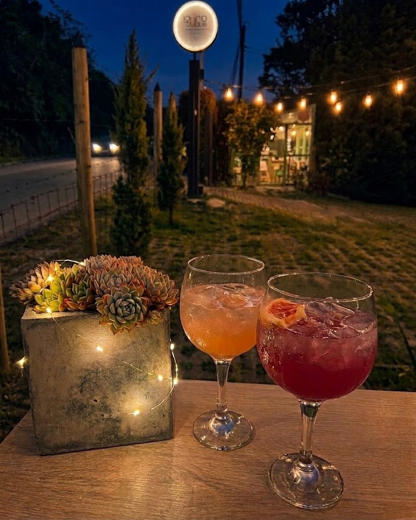 Terraza de Laura Duque Design al atardecer, con luces cálidas y cócteles