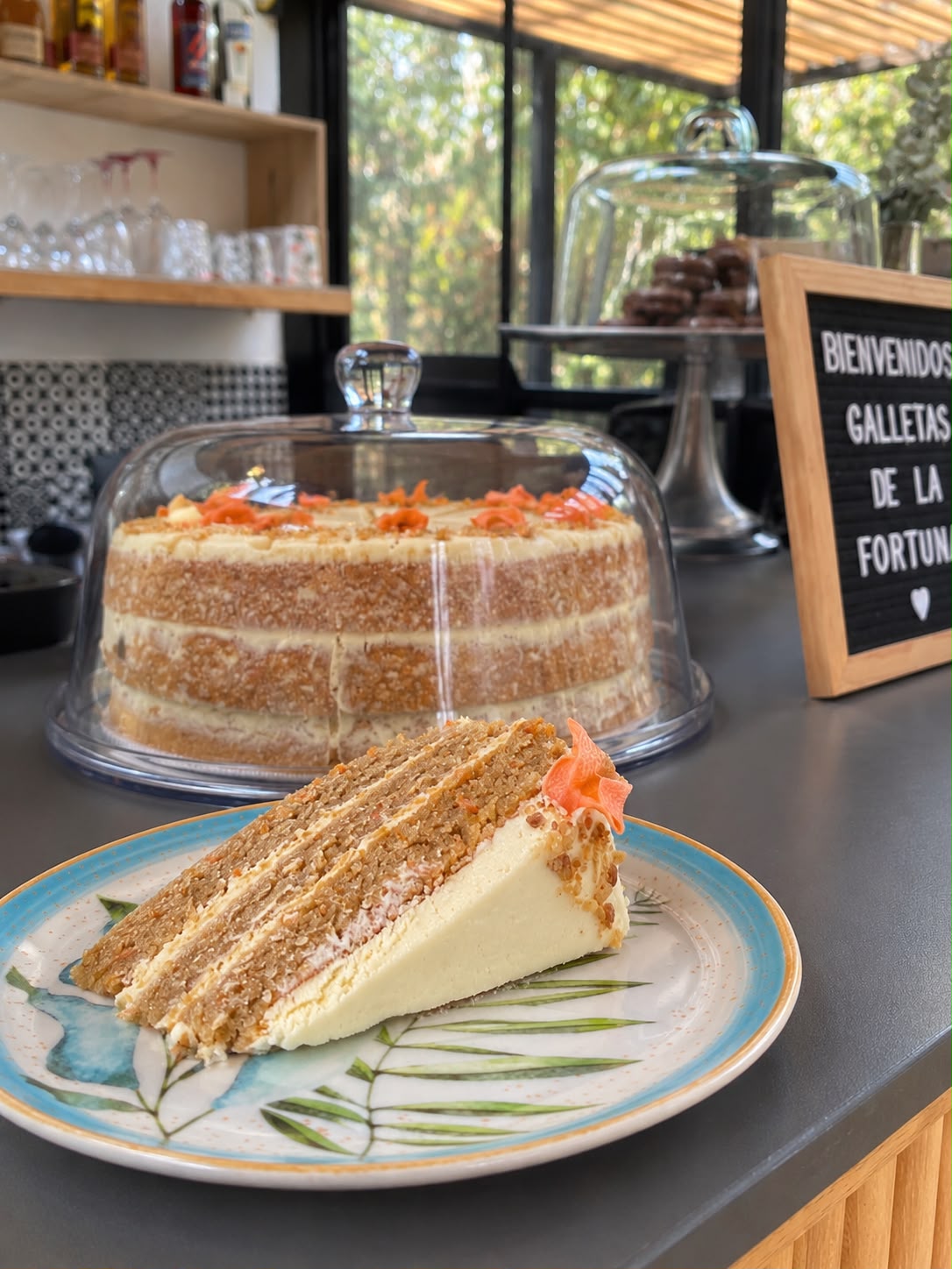 Torta de zanahoria en la vitrina del café